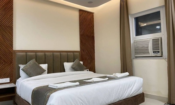 Varanasi Hotel | Near Kashi Vishwanath temple Charming 9-bedroom hotel with AC, WiFi Varanasi