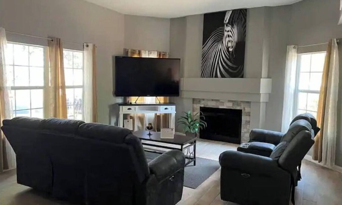 Heritage House | Near Sea World/Lackland AFB/many shops and stores within minutes away