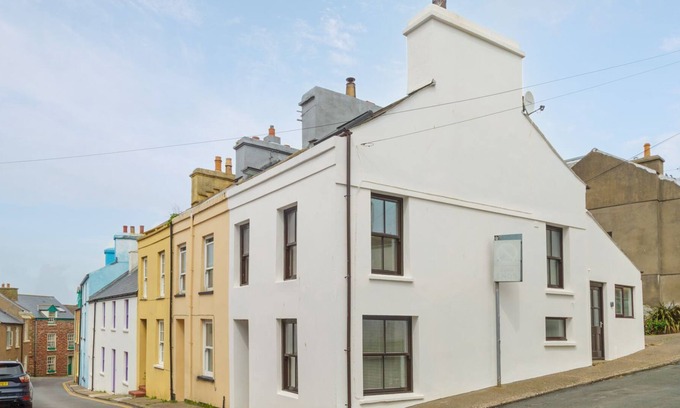 Peel House | Nestled away in the seaside town of Peel is Beach's Reach, located around the corner from the beach