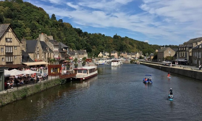 Lanvallay House | Nestled in a quiet backstreet, just 100metres from the bustling port at Dinan.