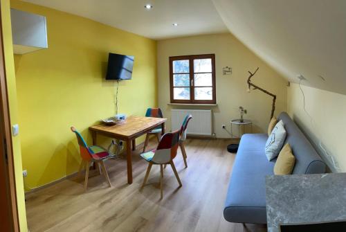 Levis Apartment | Neu renoviertes 2Zi Appartment im DG