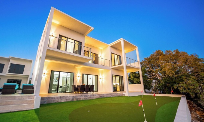 Discovery Bay Villa | NEW 2Bdrs Luxury Villa w/Pool by the Canal - Perfect for families or couples