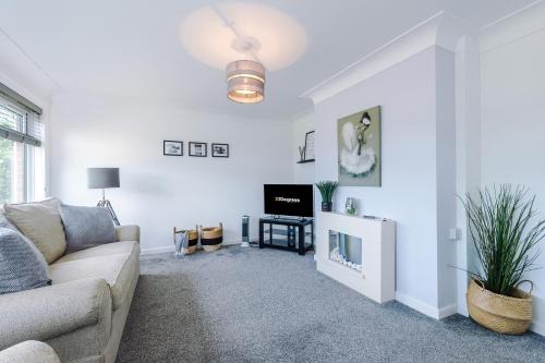 Wrexham House | NEW! 3-Bed Stunning Bungalow in Wrexham by 53 Degrees Property, Ideal for Groups, FREE Parking!