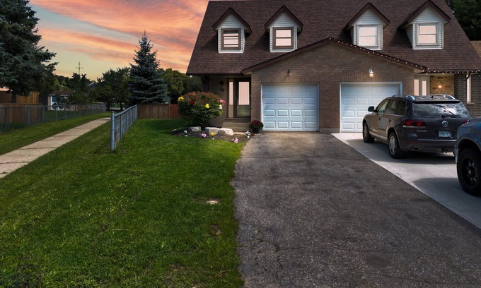 Grand River South House | *NEW* 3 BR with big Backyard & dedicated workspace