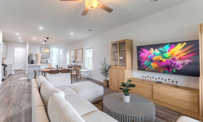 Magnolia House | NEW 5 bdr + lake view + playground + BBQ, fits 10!