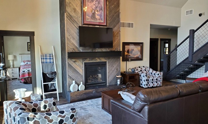 Lead House | New 5 Bed 4 Bath Cabin, Fire Pit, Hot Tub, Arcade Games & All Paved Roads