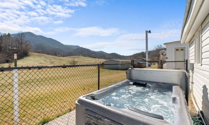 Wears Valley House | New! Adorable 1BR w/MTN Views! Hot Tub*Location!