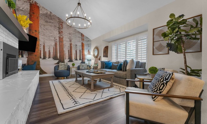 Flagstaff House | NEW! Amazing Boho Luxury 5 Bedroom 3 Bath Hot-Tub, AC & Arcade