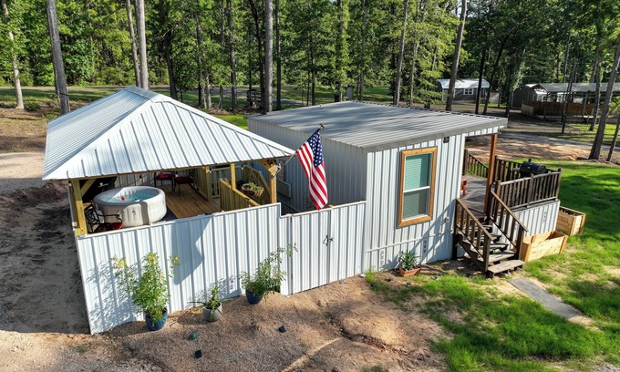 South Toledo Bend House | "New Build-Tiny House” Sleeps 3 HotTub Private Gazebo 🐾 friendly BBQ/5 acres