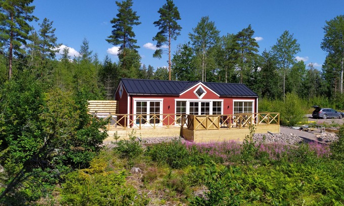 Hultsfred House | New building (2020) for 2 pers quiet location, whirlpool, bed linen and much more incl