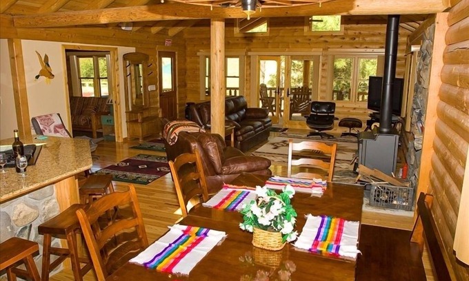 Mariposa Cabin | New Cedar Log House at Yosemite Gate