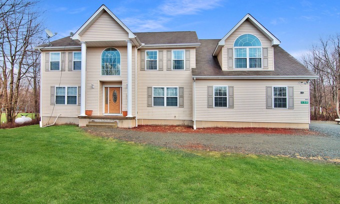 Long Pond House | New Centrally Located Large House, Central, Jacuzzi, Pool, BBQ, Skiing