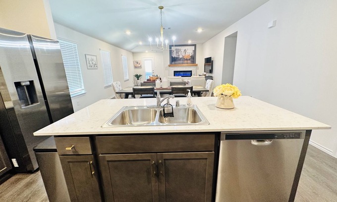 Aubrey House | New-clean Gorgeous home King/3Queen/2Twin beds Perfect for long stays!