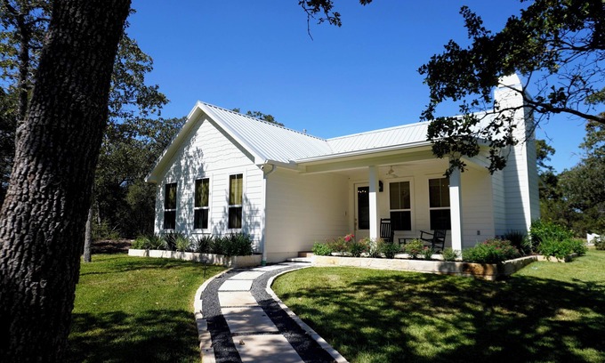 Round Top House | NEW Country Escape | Firepit | 5 Minutes to Round Top