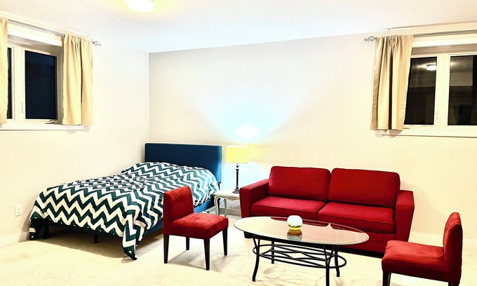 Ottawa Division House | New Entire Upper level basement suite. Bright and spacious. Pet friendly.