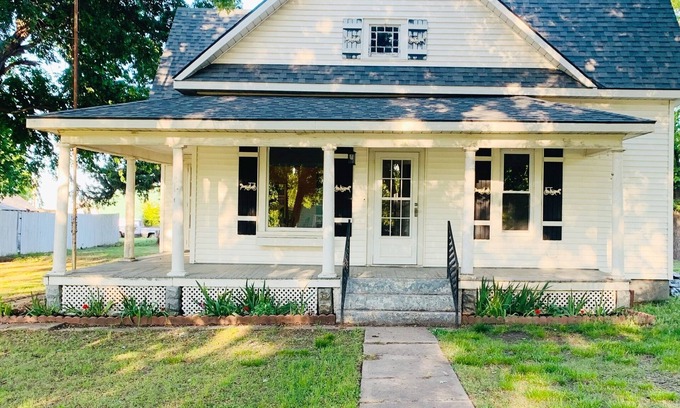 Cunningham House | *NEW*Farmhouse Getaway- Located between Pratt & Kingman easy access to HWY 54