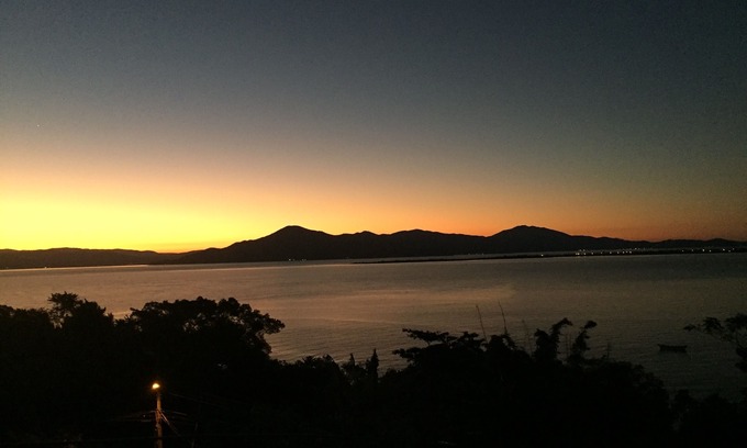 Sambaqui Apartment | New flat in Sambaqui, with spectacular view between the green and the sea