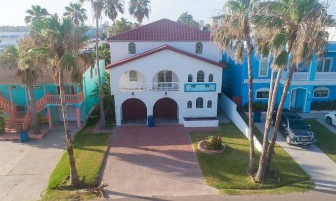 South Padre Island House | NEW! Fun Retro Island Vibe * Sleeps 17 * Beach 1 block