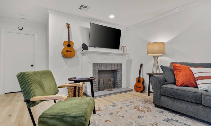Dean Highland House | NEW! Game Day+ Group Trip + Cowboy Pool + 2 Kings + Sleeps 12