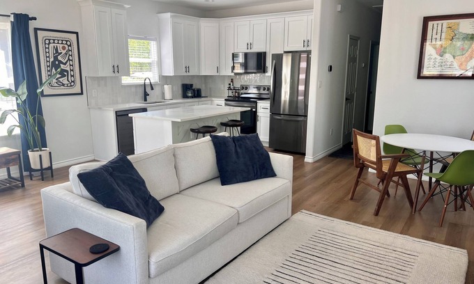 Lockhart House | New Getaway with Private Patio Near Downtown Lockhart