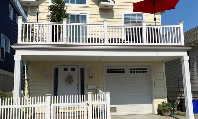 Long Beach House | New home 1 block from Beach & restaurants/bars. West End