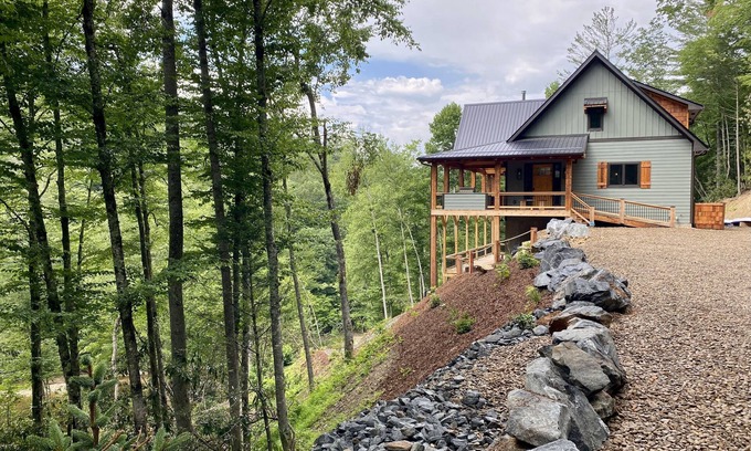 Burnsville House | New Home on South Toe River, Pet Friendly