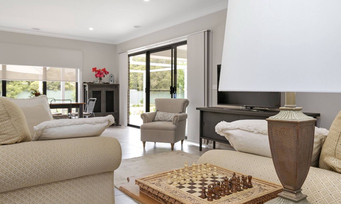 Euroa Villa | New house 3 Queen Rooms with 1 Ensuite plus bathroom - Maximum of 6 Guests.