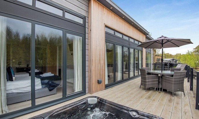 Woodhall Spa Ski Chalet | New in 2021 Modern and luxurious lodge with lakeside view.