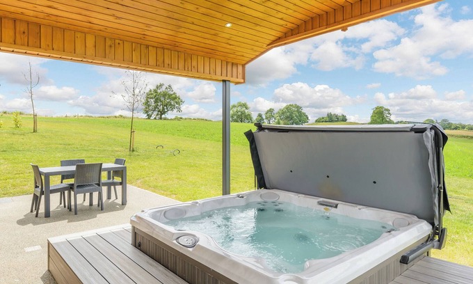 Hundall Ski Chalet | New in 2022 Luxurious and contemporary lodge with stunning countryside views.