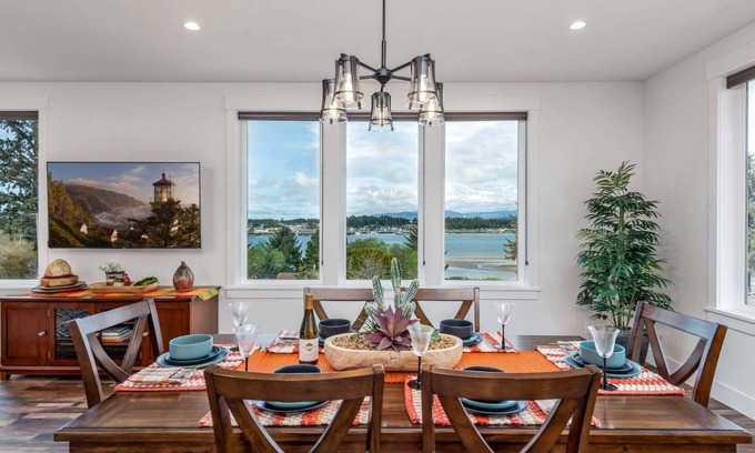 Florence House | New Listing! Beautiful upscale bay view home, gas grill, game room, pet friendly