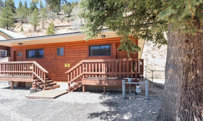 Red River House | New Listing! "Casa Del Rio Rojo 10" 1 Bedroom, In Town, 2 Blocks to River, Jetted Tub, Pet Friendly