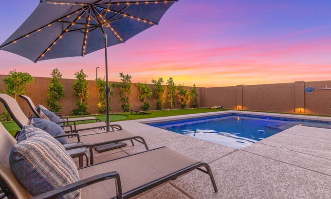 Desert View House | New Listing! Heated Sparkling Pool, Fast Wifi, King Bed, Putting Green!