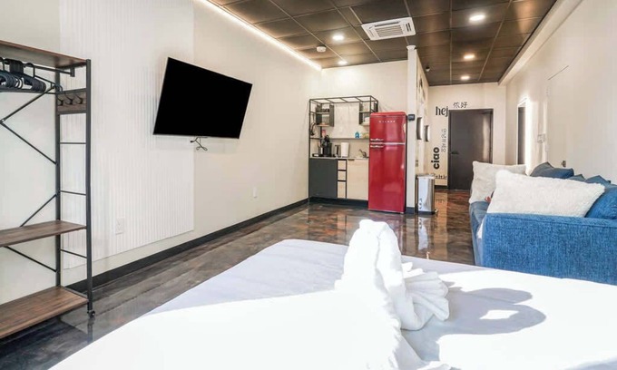 North Oakland Apartment | *New* Loft 3 min to CMU, Pitt Sleeps 4