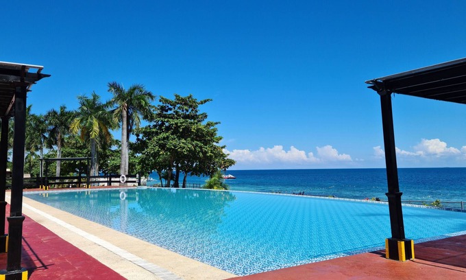 Lapu-Lapu Condo | New Lux. 1 BR Condo - 2 Pools, Gym, woow seaviews, Beach, Tours behind Newtown