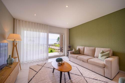 Nazare Apartment | New Luxury Apartment, Sea View with Pool & Gym