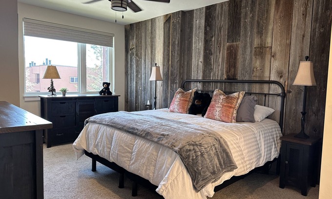 Dillon Condo | New Luxury Condo: Heated Garage, Mins to Ski, Walk to Dillon Amphitheater & Lake