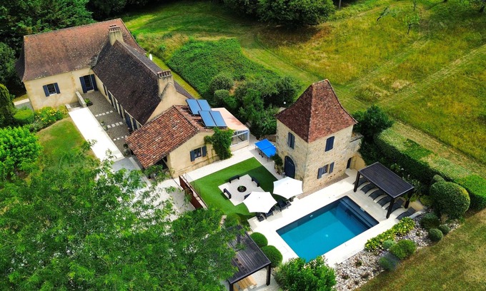 Le Bugue House | *NEW* magnificent stone property with private pool & mature garden
