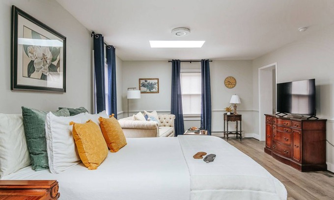 Staunton Apartment | *NEW* Magnolia Suite: Newtown Studio Walk Downtown