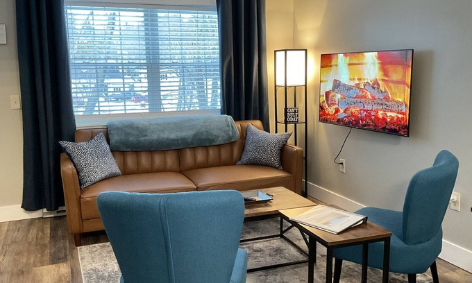 Suncook Apartment | NEW - Mins to Manchester /Concord - Riverfront - Pet Friendly - Yard Space - Mtn