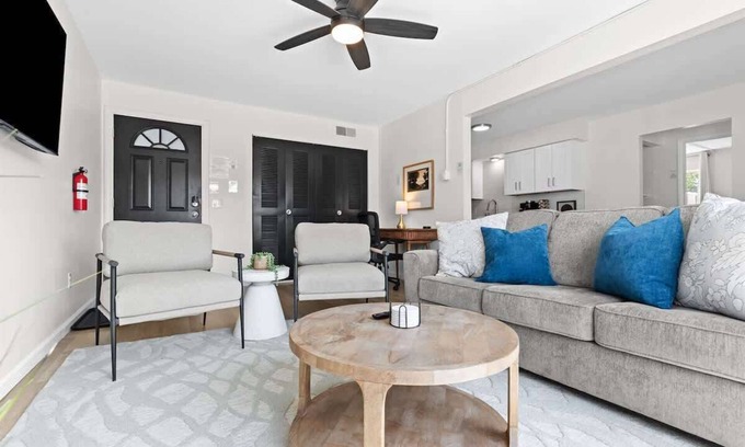 Royal Oak Apartment | New! Modern 1BR Corner Flat | Central in Royal Oak