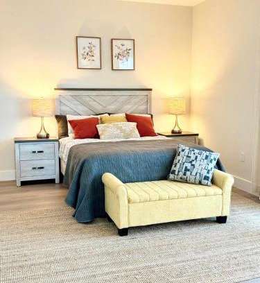 Parkside Apartment | NEW Modern Condo FREE Parking & High Speed Wifi