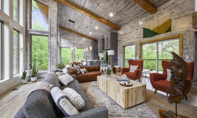 Broken Bow House | New mountain cabin with Amazing View, 2 King/2Q/2 Twin/3 Bath; Sleeps 10
