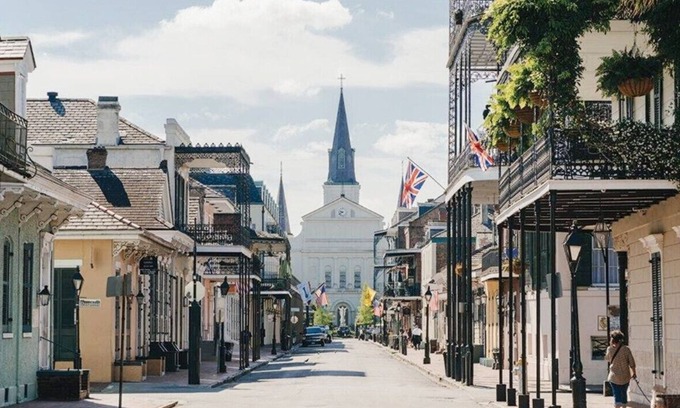 Central Business District Apartment | New Orleans QRTR Stays, 1B/1B with BALCONY, Garage PRG Available! Take a Look.