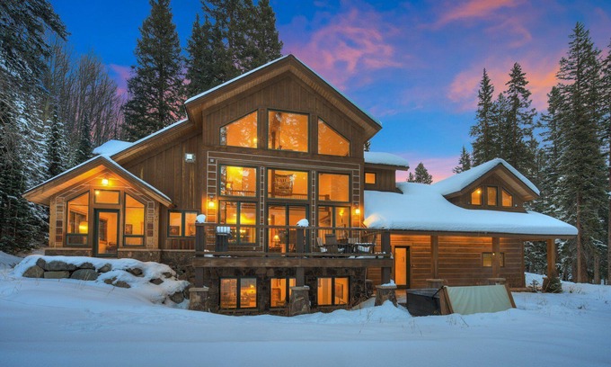 Sunny Slope Cabin | NEW Red Mountain Lodge: Spacious 4BR retreat in Blue River with stunning mountain views.