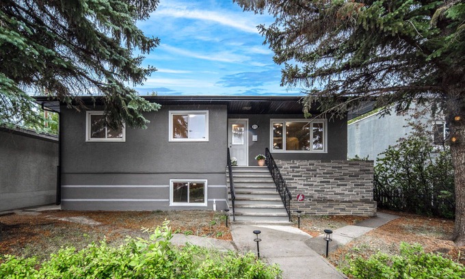 Calgary House | New renovated raised bungalow, 3 mins to downtown, 5brs, 3bas, A/CnFree parking