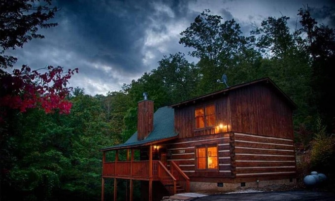 Chalet Village Cabin | NEW! Secluded < 5Mi to GSMNP! Fast Wifi, Hot Tub!