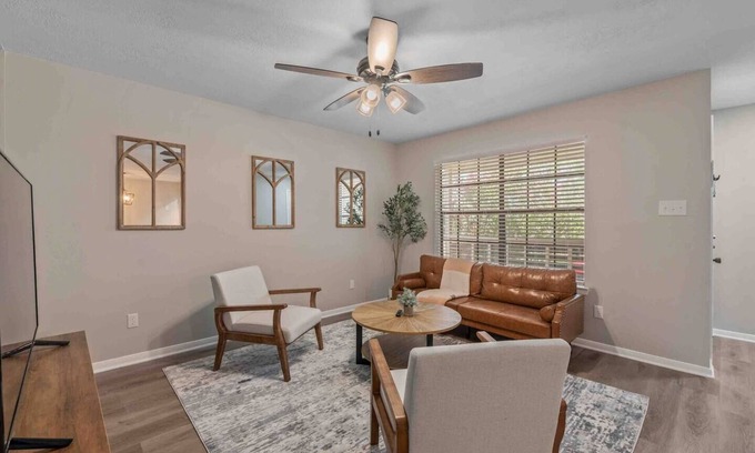 Southwood Valley Apartment | New! Simplistic Getaway - 3 miles to campus!