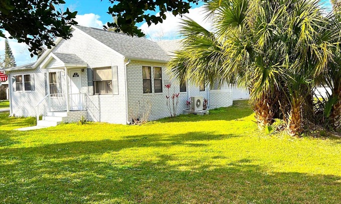 New Smyrna Beach House | New Smyrna Beach Cozy Pool Home, Beach, Shopping & Restaurants