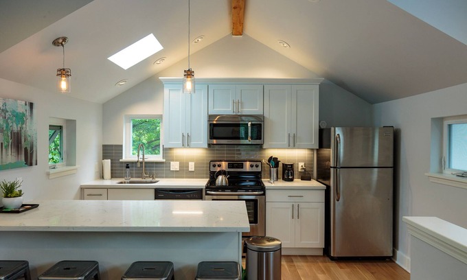 Fremont Cottage | New Stand Alone Private Backyard Cottage - A/C, Blocks to Zoo, Bus Line, Coffee