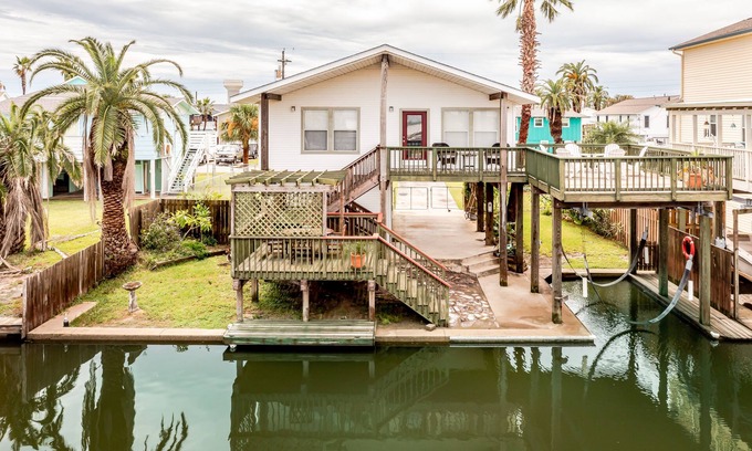 Jamaica Beach House | NEW TO THE MARKET - CANAL VISTA WATERFRONT CANAL LOCATION - SLEEPS 7